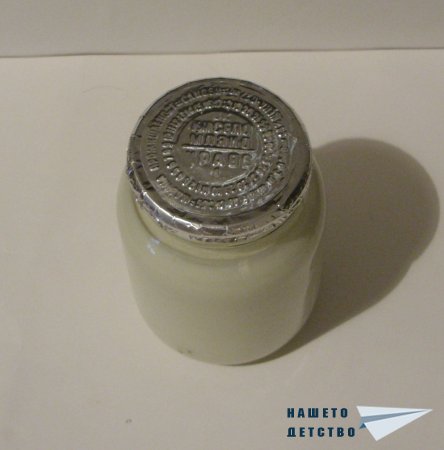 Кисело мляко в стъклени бурканчета