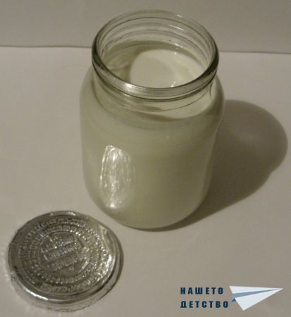 Кисело мляко в стъклени бурканчета