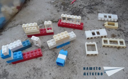 Строител с пластмасови тухлички