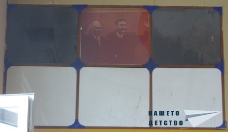 Кой (още) гледа от стената... Кой (още) гледа от стената...