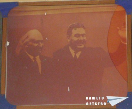 Кой (още) гледа от стената... Кой (още) гледа от стената...
